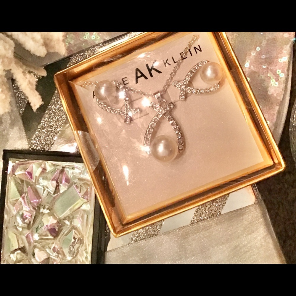 Beautiful Ann Klein necklace and earrings set